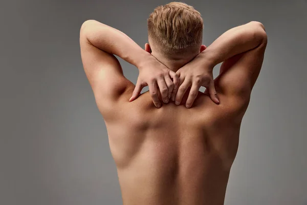 年轻肌肉发达的男子在灰色工作室背景下装扮成赤身裸体的画像 医疗按摩治疗 男子健康 自然美 身体和皮肤护理的概念 — 图库照片