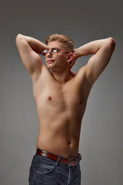 Retrato Jovem Óculos Jeans Posando Sem Camisa Isolado Sobre Fundo — Fotografia de Stock