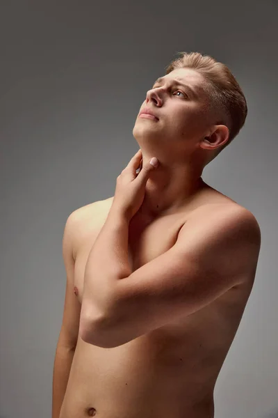 Portret Młodego Przystojniaka Blond Włosami Patrzącego Górę Pozującego Bez Koszulki — Zdjęcie stockowe