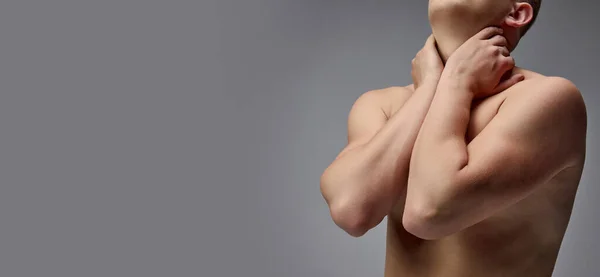 截断男性身体的形象 双手紧紧抓住脖子 模特穿着无袖上衣在灰色的背景上显得孤立无援 男性健康 自然美 身体和皮肤护理的概念 广告的复制空间 — 图库照片