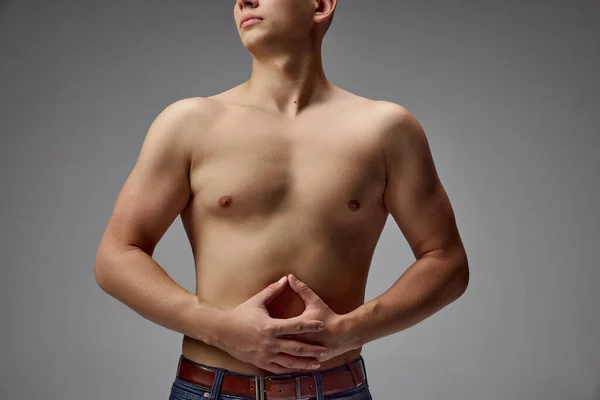 Gesneden Beeld Van Mannelijke Shirtloze Lichaam Geïsoleerd Grijze Achtergrond Handen — Stockfoto