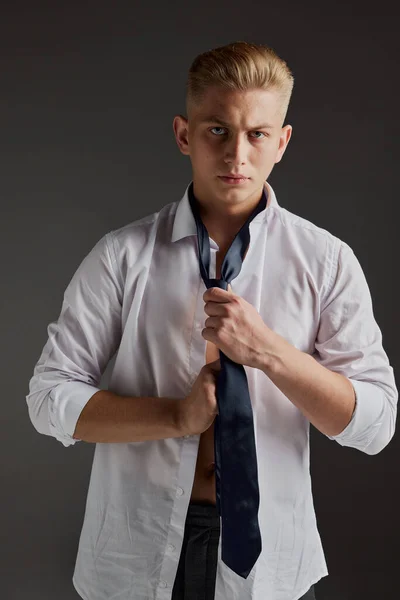 Porträt Eines Gutaussehenden Jungen Mannes Der Weißem Hemd Posiert Krawatte — Stockfoto