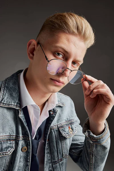 Retrato Jovem Com Cabelo Loiro Posando Óculos Sol Casaco Jeans — Fotografia de Stock