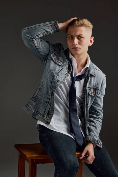 Portret Młodego Mężczyzny Blond Włosami Pozującego Dżinsach Odizolowanego Szarym Tle — Zdjęcie stockowe