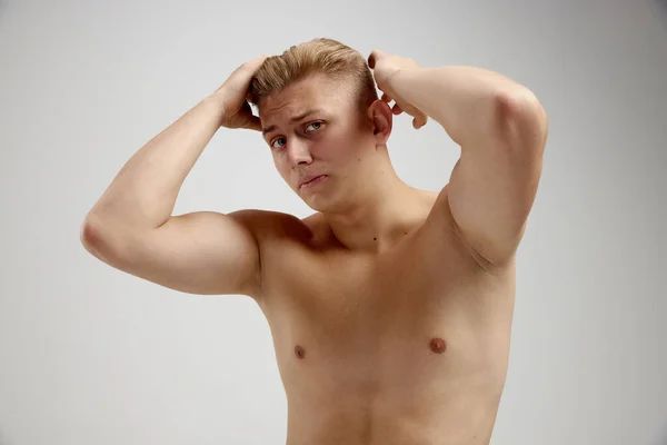 Retrato Jovem Posando Sem Camisa Isolado Sobre Fundo Cinza Fazendo — Fotografia de Stock