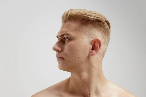 Retrato Jovem Posando Sem Camisa Isolado Sobre Fundo Estúdio Cinza — Fotografia de Stock