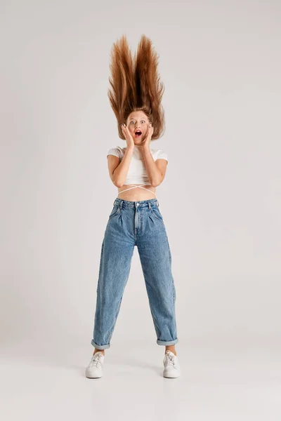 Plný Portrét Mladé Zrzavé Ženy Dlouhými Vlasy Emocionálně Pózující Ležérní — Stock fotografie