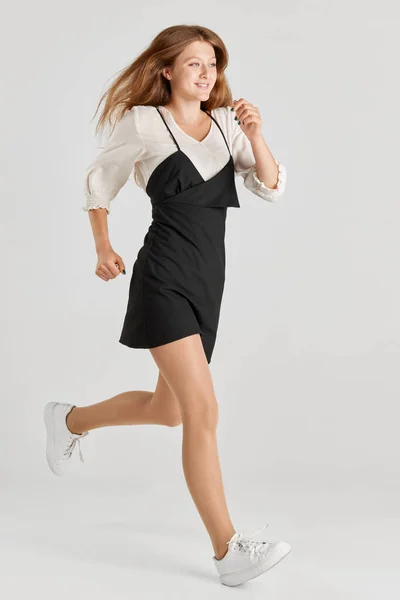 Retrato Completo Menina Ruiva Jovem Vestido Preto Camisa Branca Posando — Fotografia de Stock