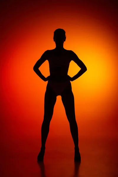女性全长身体的轮廓 在橙色背景下被隔离 完美的苗条身材 身体艺术 生活方式的概念 — 图库照片