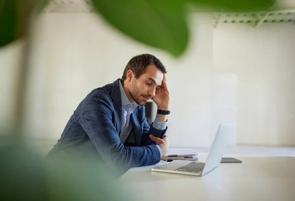 Retrato Homem Jovem Homem Negócios Empregado Sentado Desespero Mesa Com — Fotografia de Stock