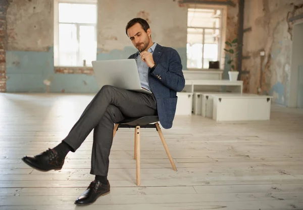 Retrato Jovem Empresário Olhando Para Laptop Com Expressão Pensativa Fazendo — Fotografia de Stock