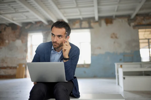 Retrato Homem Homem Negócios Trabalhador Sentado Com Laptop Com Expressão — Fotografia de Stock