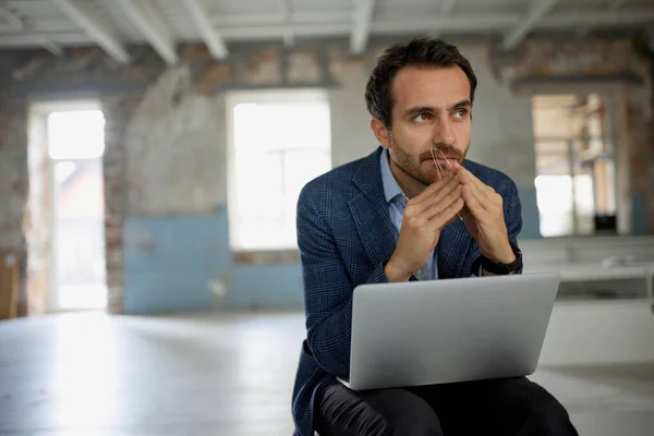 Retrato Homem Homem Negócios Trabalhador Sentado Com Laptop Com Expressão — Fotografia de Stock