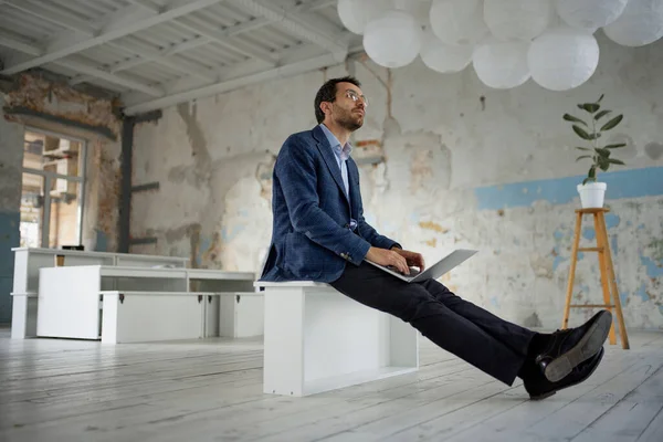 Retrato Hombre Hombre Negocios Trabajador Sentado Con Portátil Con Expresión — Foto de Stock