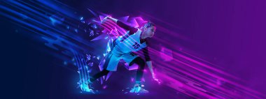 Yaratıcı sanat eserleri. Genç kız, basketbolcu kız poligonal ve sıvı neon elementlerle gradyan mavi arka planda antrenman yapıyor. Spor anlayışı, etkinlik, yaratıcılık, enerji. Sanat için alanı kopyala