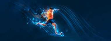 Genç bir adamın portresi, futbolcu eğitimi koyu mavi arka planda izole edilmiş çokgen ve akışkan neon elementlerle. Başla. Spor anlayışı, etkinlik, yaratıcılık, enerji. Sanat için alanı kopyala