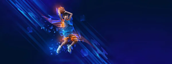 Obra Creativa Adolescente Jugador Baloncesto Entrenando Sobre Fondo Azul Con —  Fotos de Stock