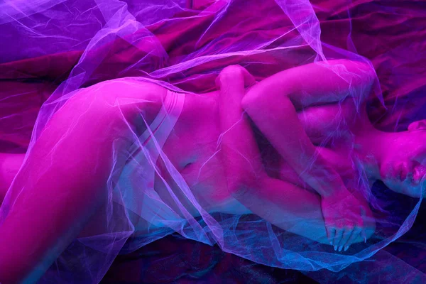 분홍색 조명을 바닥에 란제리하고 천으로된 부드러운 여성의 얼룩덜룩 아름다움 스킨케어 — 스톡 사진
