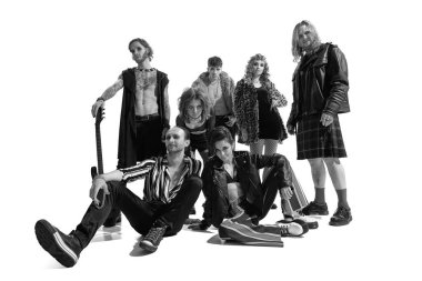 Bir grup şık insan, erkek ve kadın, rock müzik sanatçıları poz veriyor. Siyah beyaz fotoğrafçılık. 50 'lerin kültürü. Müzik, rock 'n roll, yaşam tarzı, moda kavramı. İlan, metin için boşluk kopyala