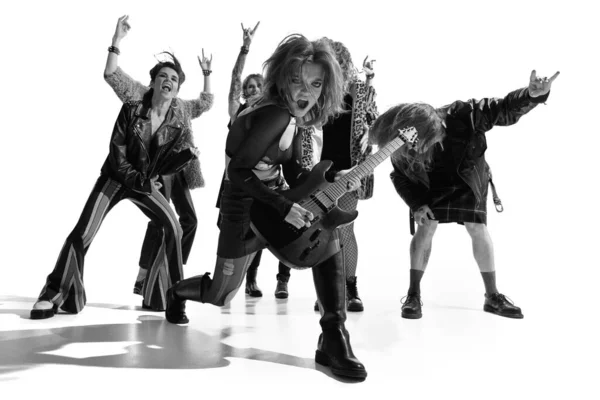一群时髦的人 男人和女人 摇滚歌手在白人背景下表演 黑白摄影 协奏曲音乐 生活方式 时尚的概念 广告的复制空间 — 图库照片