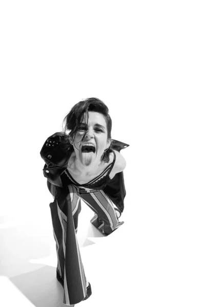 Портрет Красивой Молодой Женщины Любительницы Рок Музыки Позирующей Эмоциями Белом — стоковое фото