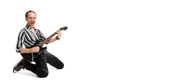 Porträtt Ung Känslosam Man Snygga Kläder Spelar Gitarr Poserar Isolerad — Stockfoto