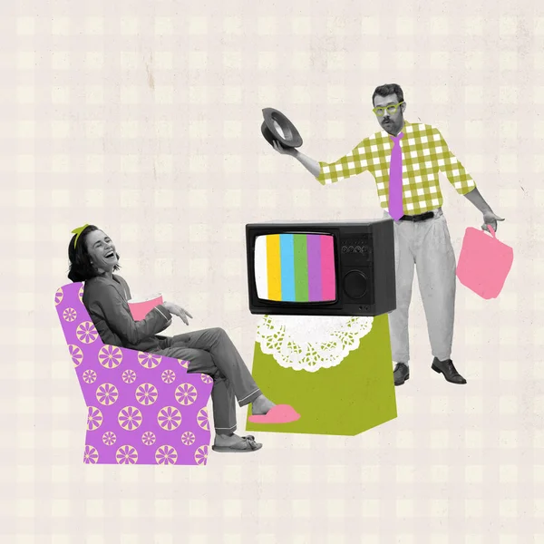 当代艺术拼贴 复古风格的创意设计 年轻女人笑着看电视 男人下班回来 家庭职责 生活方式的概念 — 图库照片