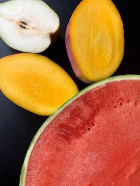 taze meyve, karpuz ve mango ikiye bölünmüş, sulu meyve, doğal vitaminler, yarım armut