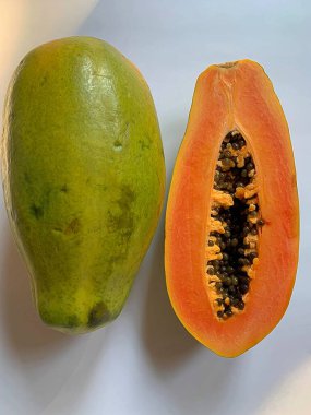 Olgun papaya, yarım papaya ve bir bütün, olgun papaya tohumları, sulu portakal meyvesi, doğal vitaminler.