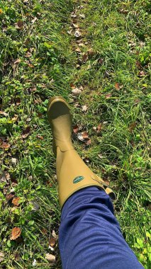 yeşil galoşlar, arsa için plastik ayakkabılar, le Chameau lastik botlar, arsa üzerinde çalışmak, yeşil çimenler, bahçede çalışmak için kıyafet