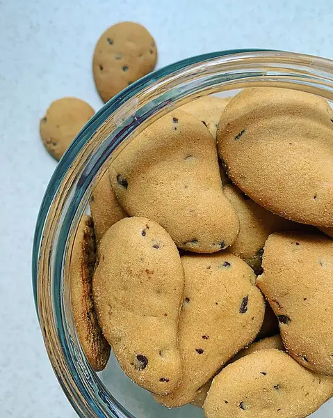 Galletas Shortbread Galletas Forma Gotas Con Adición Bolas Chocolate Recipiente — Foto de Stock