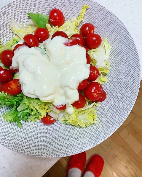 Tazón Grande Con Lechuga Fresca Tomates Mozzarella Burrata Tomates Rojos — Foto de Stock