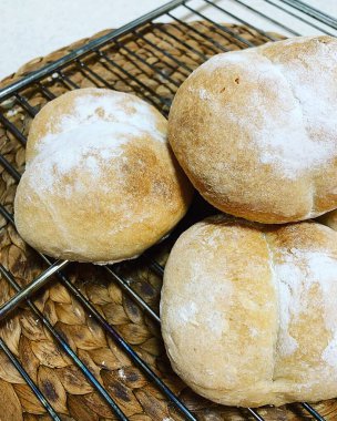 Taze ev yapımı ekmekler, ev yapımı pastalar, küçük ev yapımı ekmekler, çıtır ekmek, un ürünleri.