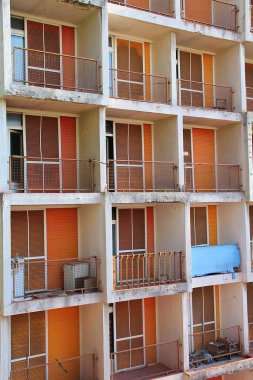 Komünist dönemlerden, turuncu balkonlardan, turuncu pencere perdelerinden, kapalı pencere perdelerinden, bir sürü balkondan, Rijeka 'dan terk edilmiş.