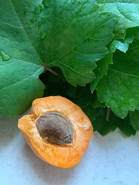Moitié Abricot Abricot Orange Avec Une Pierre Feuilles Vertes Arrière — Photo