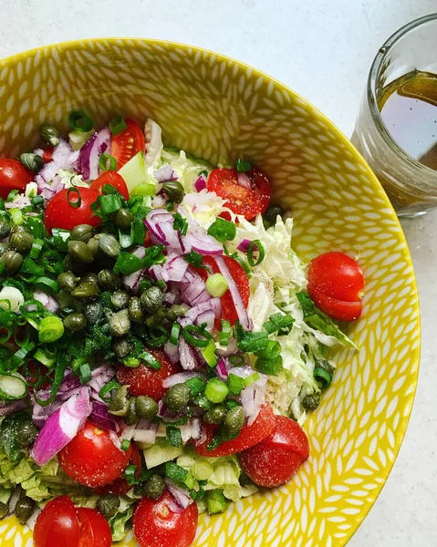 Büyük Sarı Kase Salata Lahana Domates Kapari Kırmızı Soğan Salata — Stok fotoğraf