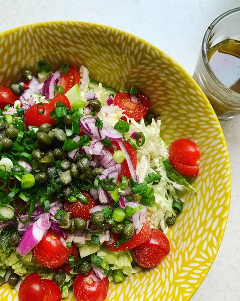 Grote Gele Kom Met Salade Kool Tomaten Kappertjes Rode Saladedressing — Stockfoto