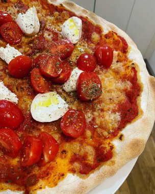 Çıtır kenarlı ev yapımı pizza, domatesli pizza ve mozzarella di bufala, kekik soslu pizza, klasik İtalyan yemeği, çıtır çıtır atıştırmalık.