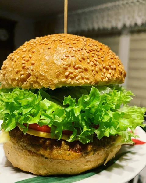 Hamburger Grande Ripieno Lattuga Hamburger Vegetariano Hamburger Vegetale Pomodoro Panino — Foto Stock