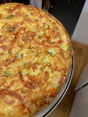yuvarlak patates tortilla bir tabak, yumurta ve patates tortilla biber ve sosis, İspanyol yemeği, kızarmış tortilla