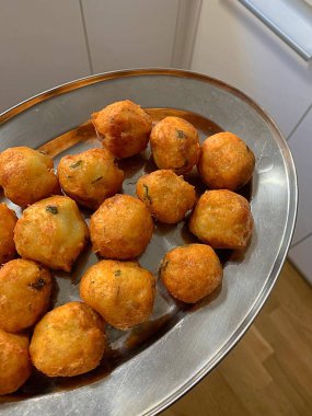 Tencere dolusu kızartma yağı, kızgın yağ, sıcak kızartma, yüksek sıcaklıkta morina köftesi, yemek hazırlama, altın balık köftesi, sıcak yağ çekme.