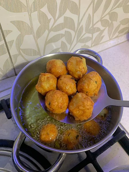 Panela Cheia Óleo Fritar Óleo Quente Chamas Fritura Profunda Almôndegas — Fotografia de Stock