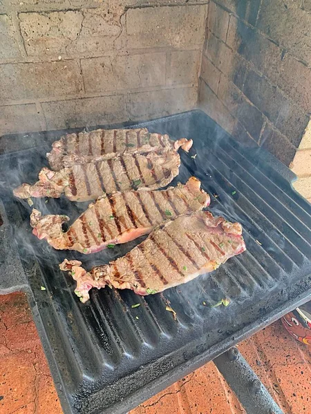 鍋で肉を焼く ステーキ4枚 高温で肉を焼く — ストック写真