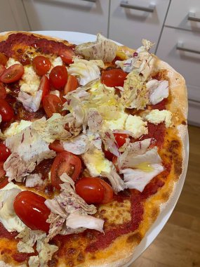 Mozarella soslu ev yapımı pizza ve küçük domates ve radicchio taze malzemeli pizza, İtalyan ürünleri.,