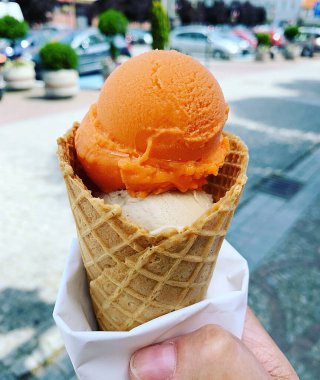 Şekerli gofretli dondurma, renkli zanaat dondurması, portakallı dondurma rengi, tatlı dondurmalı tatlı, yaz tatlısı