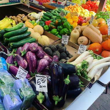 sebze pazarı, sebze ve meyve dolu masalar, balkabağı, biber, renkli patlıcan, yeşil salatalık, sarı karpuz, tarım ürünlerinin satışı