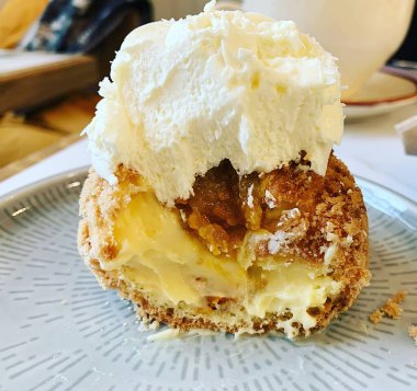 Krema ve meyveyle doldurulmuş şekerli börek, kremalı yumuşak kek, krem şantili ve meyveli tatlı, içi kremalı tatlı, içi şekerli cips.