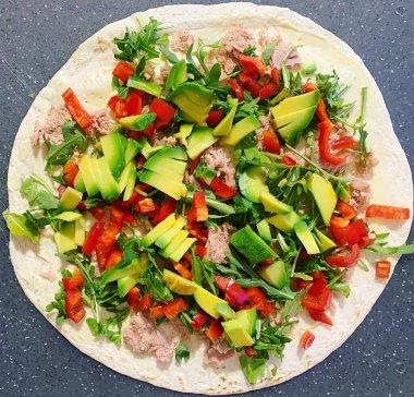 Tortilla, sebze, tortilla, dilimlenmiş avokado, biber, roka ve ton balığı, sağlıklı yemek, sebze, renkli tortilla.