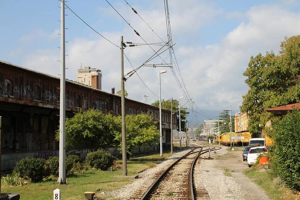 Järnvägsspår Ett Järnvägsspår Gamla Järnvägsbyggnader Järnvägsområden Gula Vagnar Järnvägsspår — Stockfoto
