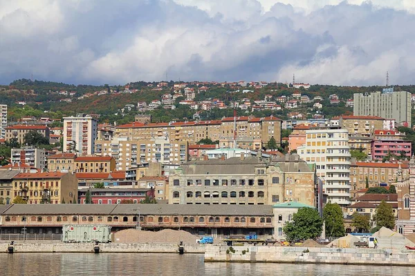Wervelende Witte Blauwe Wolken Boven Adriatische Kust Gebouwen Stad Aan — Stockfoto